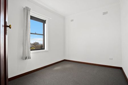 Spacious, freshly renovated top floor unit - Photo 2