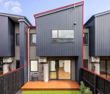 Modern 3 Bedroom Townhouse in Flat Bush - Photo 1