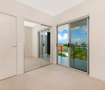 Stunning and Conveniently Located Unit + 2 Car Parks - Photo 3