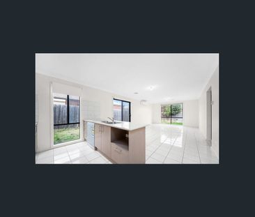 35 Fieldstone Way, Brookfield, Vic 3338 - Photo 2