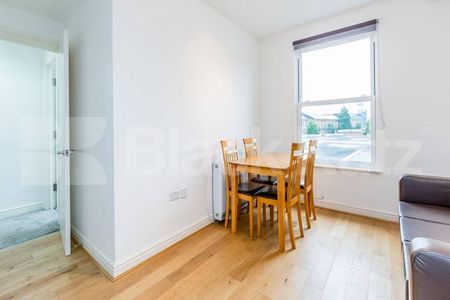 Newly decorated top floor 2 bedroom in a large victorian Building - Photo 2