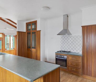 Charming Family Home in Quiet Street - Photo 4