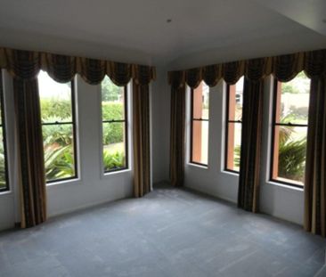 Spacious Executive Home in Prestigious Middle Ridge - Photo 2