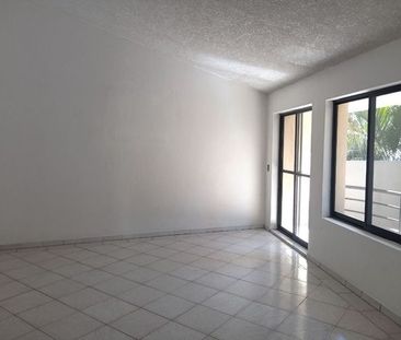 3 RECAMARAS MAS CUARTO DE SERVICIO, TODOS CON BAÑO COMPLETO. ESPACI... - Photo 2