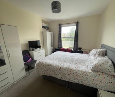 3 bedroom flat to rent - Photo 3
