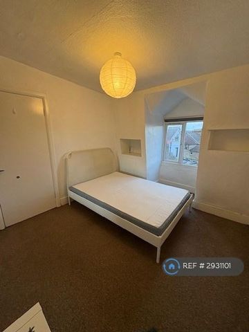 3 bedroom flat to rent - Photo 4