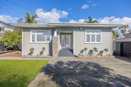 Sunny newly renovated 4 bedroom 2 bathroom family home - Photo 2