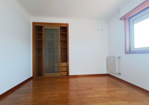 Apartamento T3 com Terraço Privativo para Arrendamento em Nova Queijas