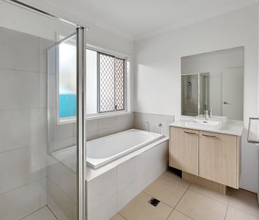 Spacious Family Home in Palmview - Photo 5