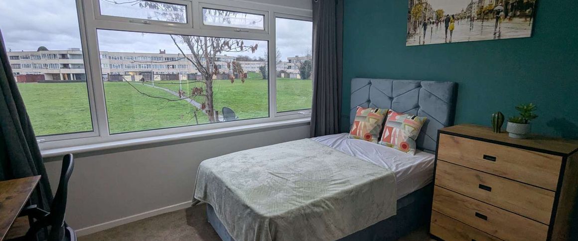 Saxonbury Close Room 3 - Photo 1