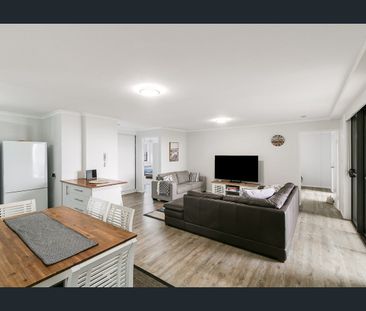 Live Directly Opposite Kirra Beach - Fully Furnished Apartment - Photo 3