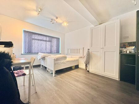 Wellington Avenue, Hounslow, TW3 3SX - Photo 5