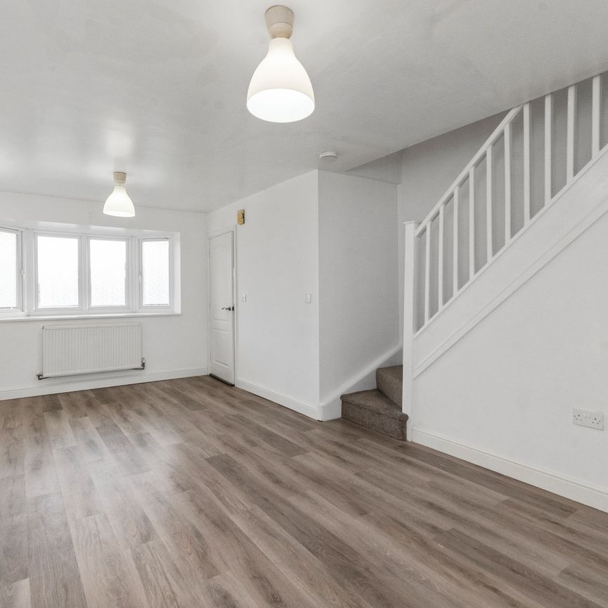 Queens Ave, Glazebury - Photo 1