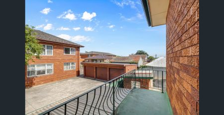 Fully Renovated Apartment - Ultra Convenient Location - Photo 3