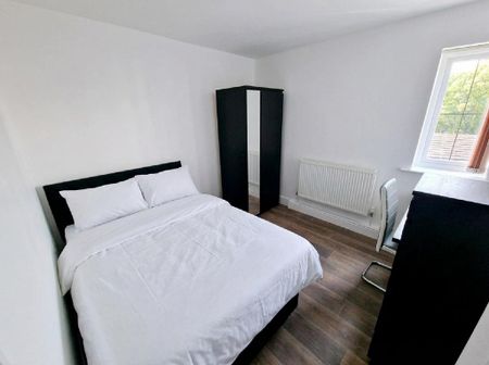 3 bedroom flat to rent - Photo 5