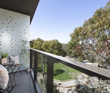 Top-Floor Designer Apartment with Leafy Park Views - Photo 2