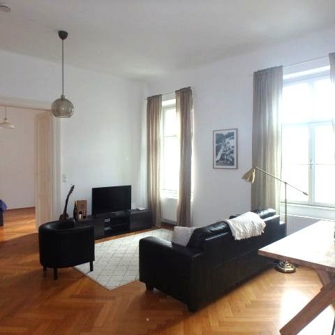 2,5-Zimmer Altbauwohnung mit Lift in Krems-Zentrum - Photo 1