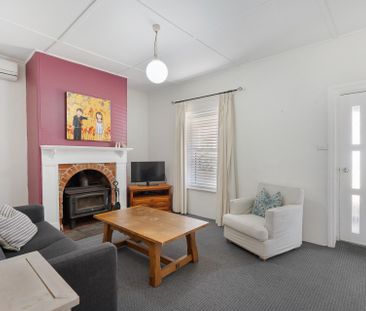 Open the Door To Character and Small Town Atmosphere - Photo 2