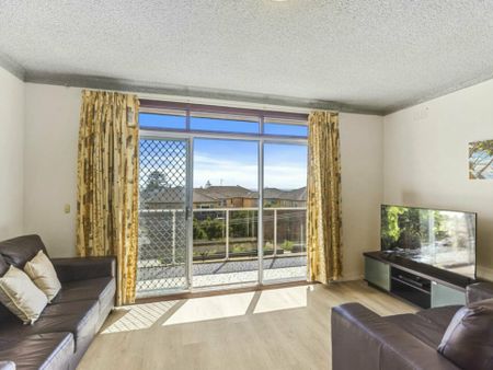 2 Bedroom unit in the heart of The Entrance - Photo 2