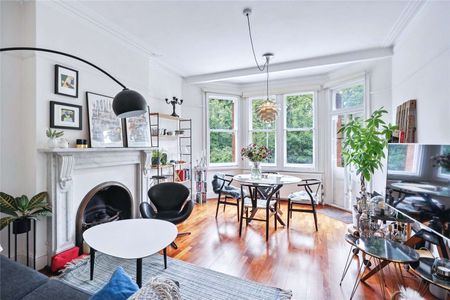 A beautifully presented and charming two bedroom flat on Prince of Wales Drive. - Photo 2