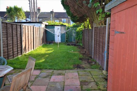 3 bedroom terraced house to rent - Photo 5