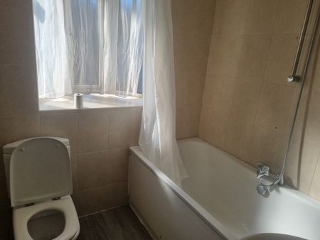Room in a Shared House, Burnley Road, NW10 - Photo 4