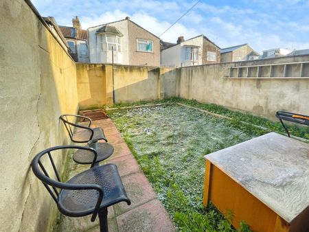 1 bedroom in a house share to rent - Photo 4
