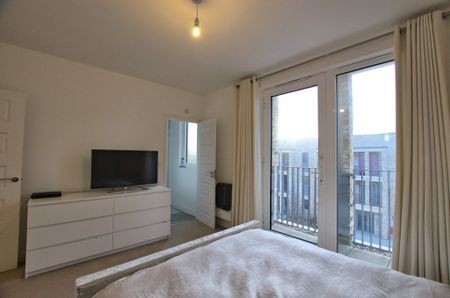 A modern presented, top floor, two bedroom apartment on the popular Trumpington Meadows development providing excellent access to Cambridge City Centre, Addenbrookes Hospital and the train station. - Photo 4