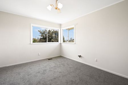 Perfectly positioned in the heart of Horotiu, this generous 5 bedroom, 2 bathroom home offers the ultimate balance of peaceful rural living and easy city access. - Photo 4