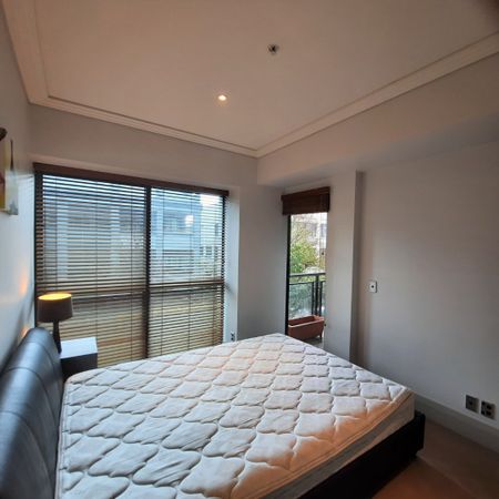 Cosy Viaduct Apartment with Carpark - Photo 3