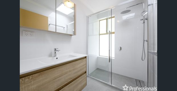 Immaculate Unit with beautiful rear yard - Photo 1