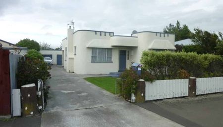 A classic Art Deco with 3 bedrooms close to town - Photo 3