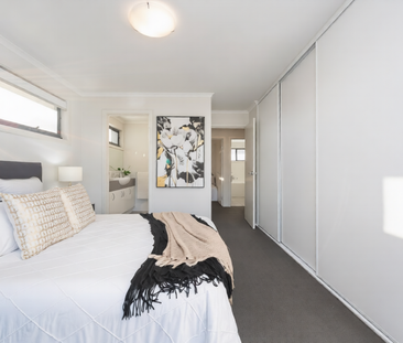 A beautifully designed 3-bedroom modern home, ideal for entertaining - Photo 4