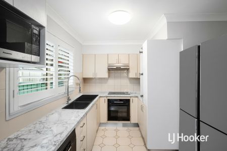 Great 3 Bedroom Home - Walk to Shops and Station! - Photo 5