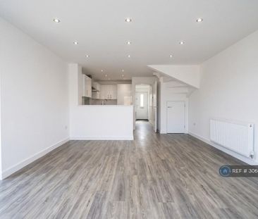 4 bedroom semi-detached house to rent - Photo 1