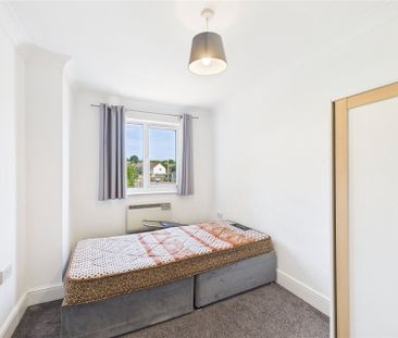 2 bedroom Flat in Park House, Farnborough - Photo 2