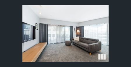 FULLY FURNISHED, SPACIOUS AND IN THE PERFECT LOCATION! - Photo 3