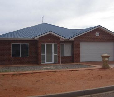 38 Maireana Circuit, Roxby Downs, SA 5725 - Photo 2