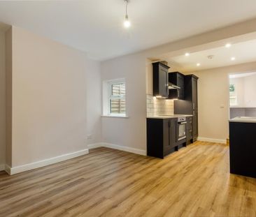 2 bedroom end of terrace house to rent - Photo 2