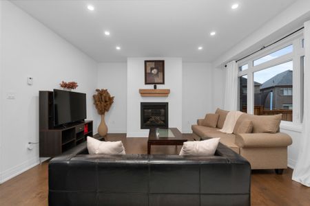 For Lease - 20 Paddington Grove, Barrie, Ontario - Photo 2