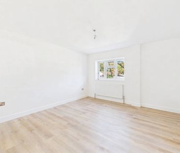 1 bedroom Flat in Vicarage Road, Camberley - Photo 5