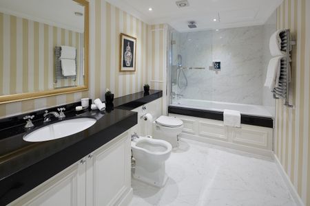 Luxury Two-Bedroom Townhouse in Kensington, London W8 - Photo 5