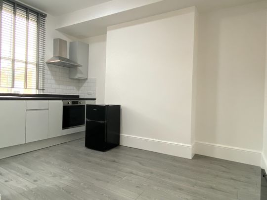 Studio Flat, Wood Lane, W12 - Photo 1