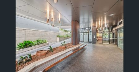 Stylish 1-Bedroom Apartment in Prime South Brisbane Location with Parking & City Views - Photo 4