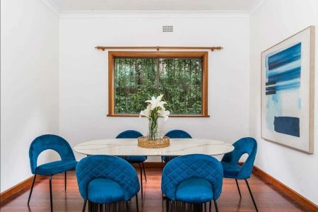 Spacious Four-Bedroom Family Home with Entertainer's Courtyard in Prime Bondi Junction - Photo 4