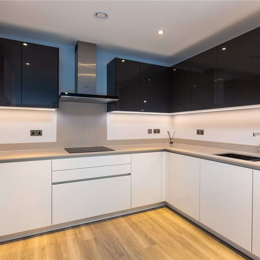 Contemporary two bedroom apartment located on the edge of The Pantiles - Photo 1