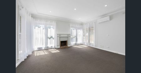 Charming & Light-Filled Home in a Quiet Ironbark Pocket - Photo 2