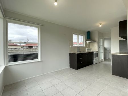 3 BEDROOM - BRAND BATHROOM - LARGE SHED - Photo 5