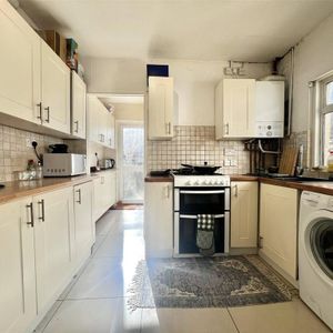 House share to rent - Photo 2