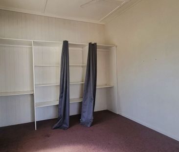 Functional 3 Bedroom Top Level Flat - Photo 5